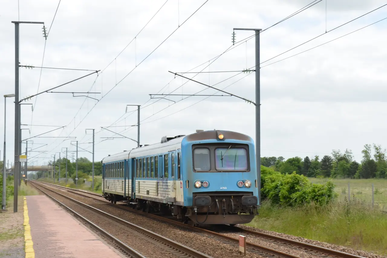 File:X 4753 en gare de Frénouville-Cagny.JPG