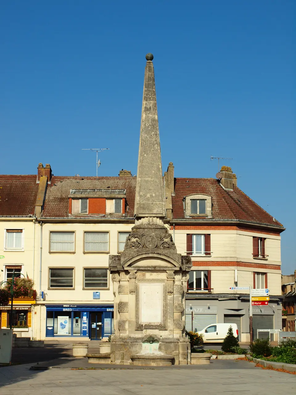 Gournay-en-Bray-FR-76-fontaine pyramidale-01