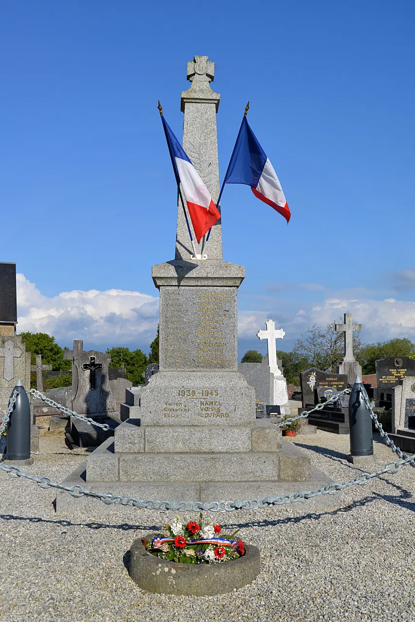 Monument aux morts de Naftel. (Isigny-le-Buat) 1