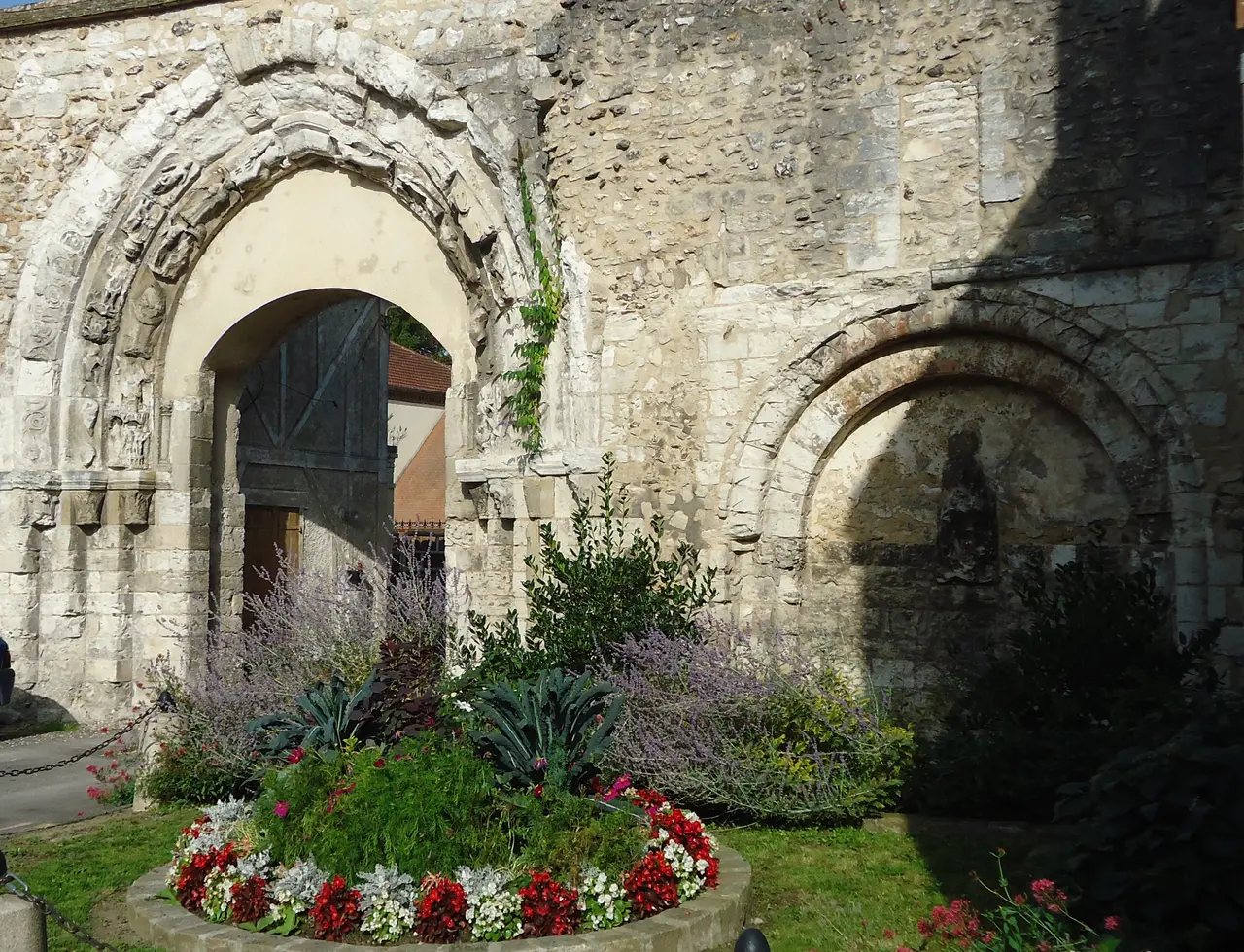 Ivry la Bataille - Portail de l'ancienne Abbaye, XIIe (MH)