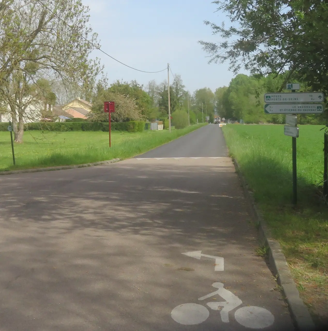 La Seine à vélo à Saint-Pierre-du-Vauvray. Bifurcation vers Le Vaudreuil
