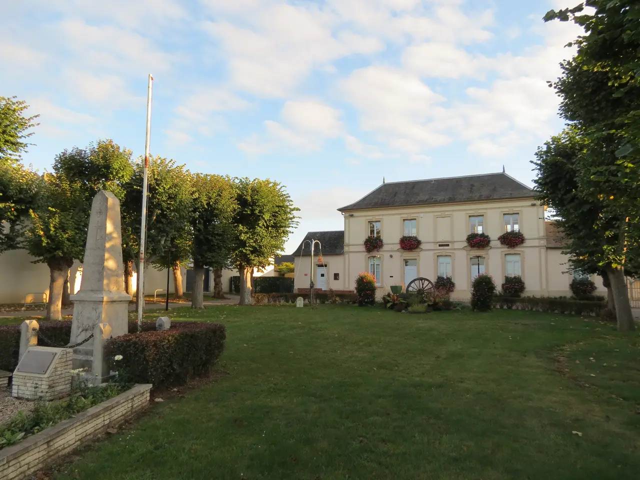 Les Authieux-sur-le-Port-Saint-Ouen - mairie + monument au xmorts