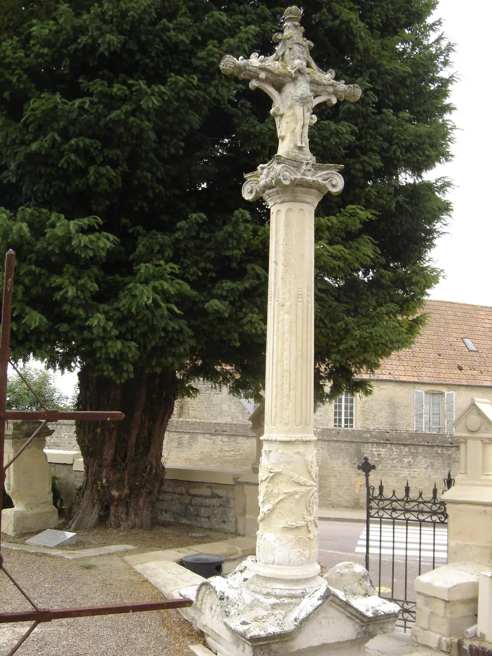 Luc-sur Mer, croix de cimetière