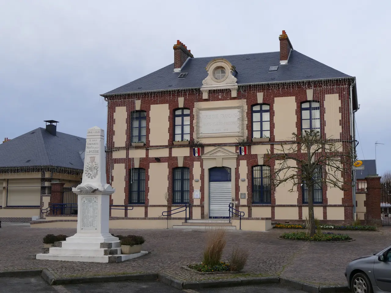Marcilly-sur-Eure - Mairie et monument aux morts - 1