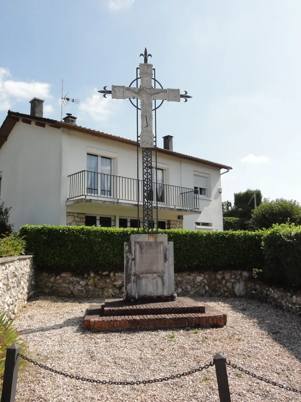 Maulévrier-Sainte-Gertrude (Seine-Mar.) croix de cimetière