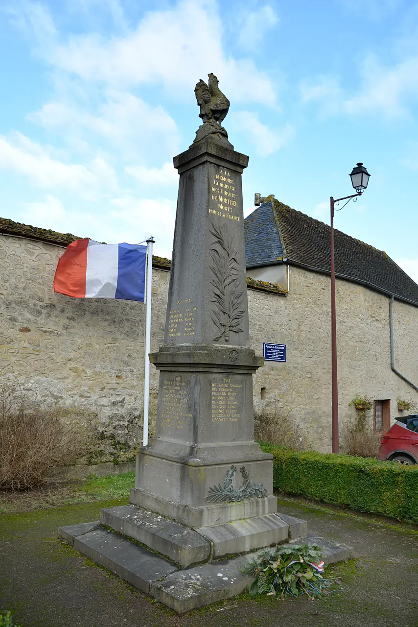 Monument aux morts de Mortrée. (1)