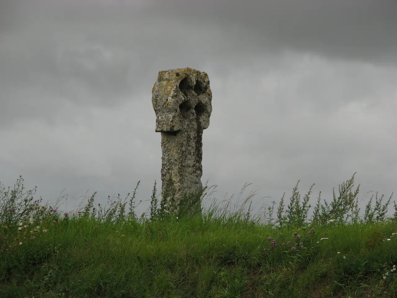 Neaufles Saint Martin - croix percée (3)