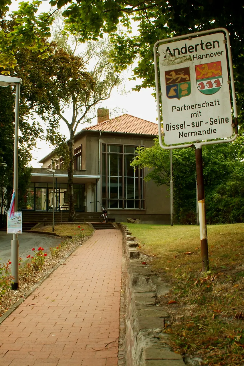 Torgarten 2 Anderten Hannover Aufgang zu Alt- und Anbau Schild Partnerschaft mit Oissel-sur-Seine Normandie