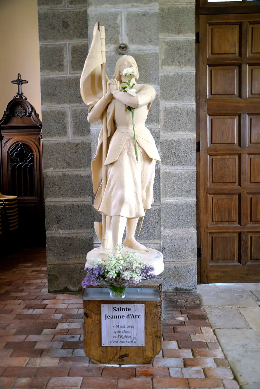 Statue de Sainte-Jeanne d'Arc dans l'église Saint-Pierre de Putanges. (Putanges-le-Lac)