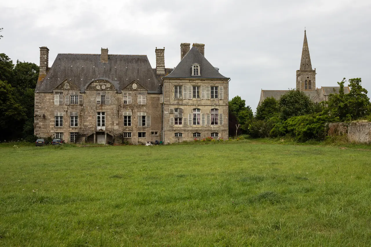 Façade du château, Réville, France