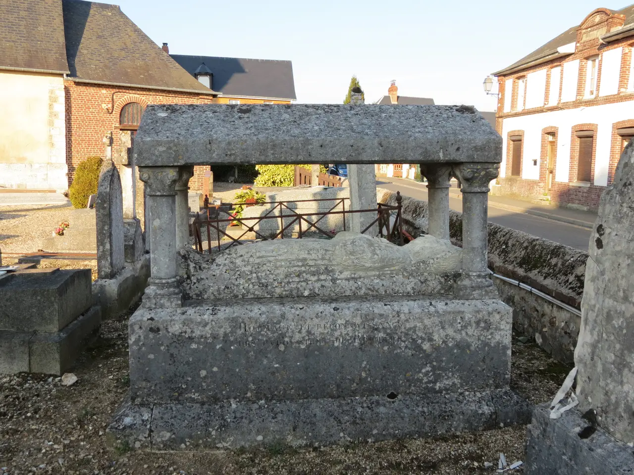 Tombeau avec gisant Pierre-Adolphe Pray curé Roumare
