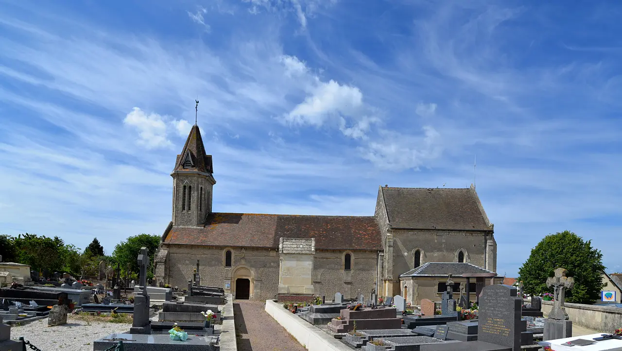 Église Saint-Aubin de Saint-Aubin-d'Arquenay. Vue sud