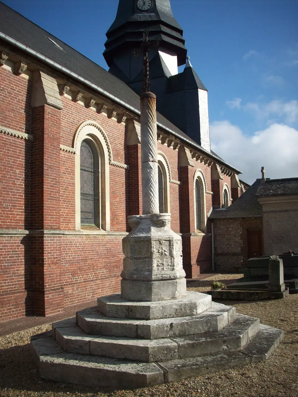 Croix cimetière Saint-Jean-du-Cardonnay