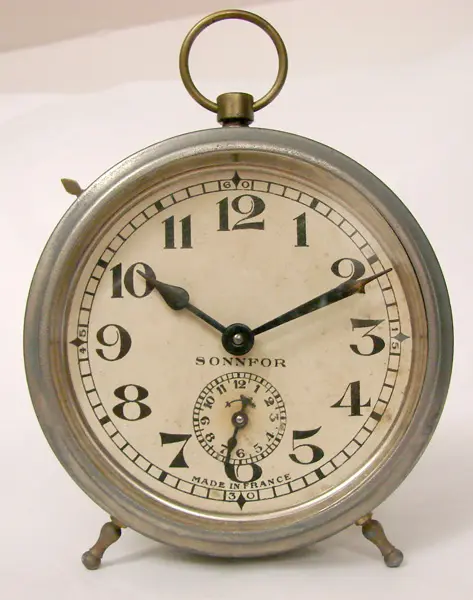 Réveil Bayard de type Sonnefor, collection du musée de l'horlogerie de saint-Nicolas d'Aliermont