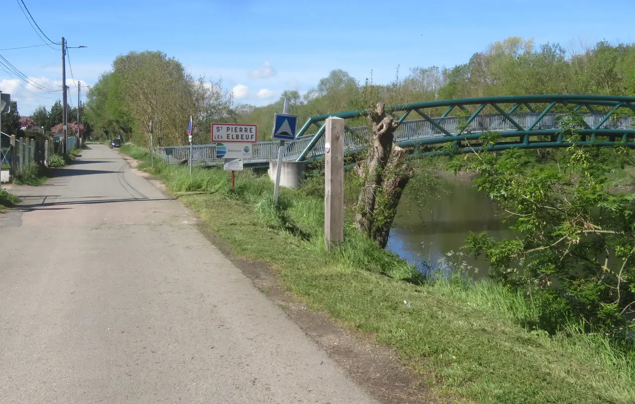 Chemin de halage à Saint-Pierre-lès-Elbeuf à la limite communale avec Martot. Passerelle vers l'île aux moines