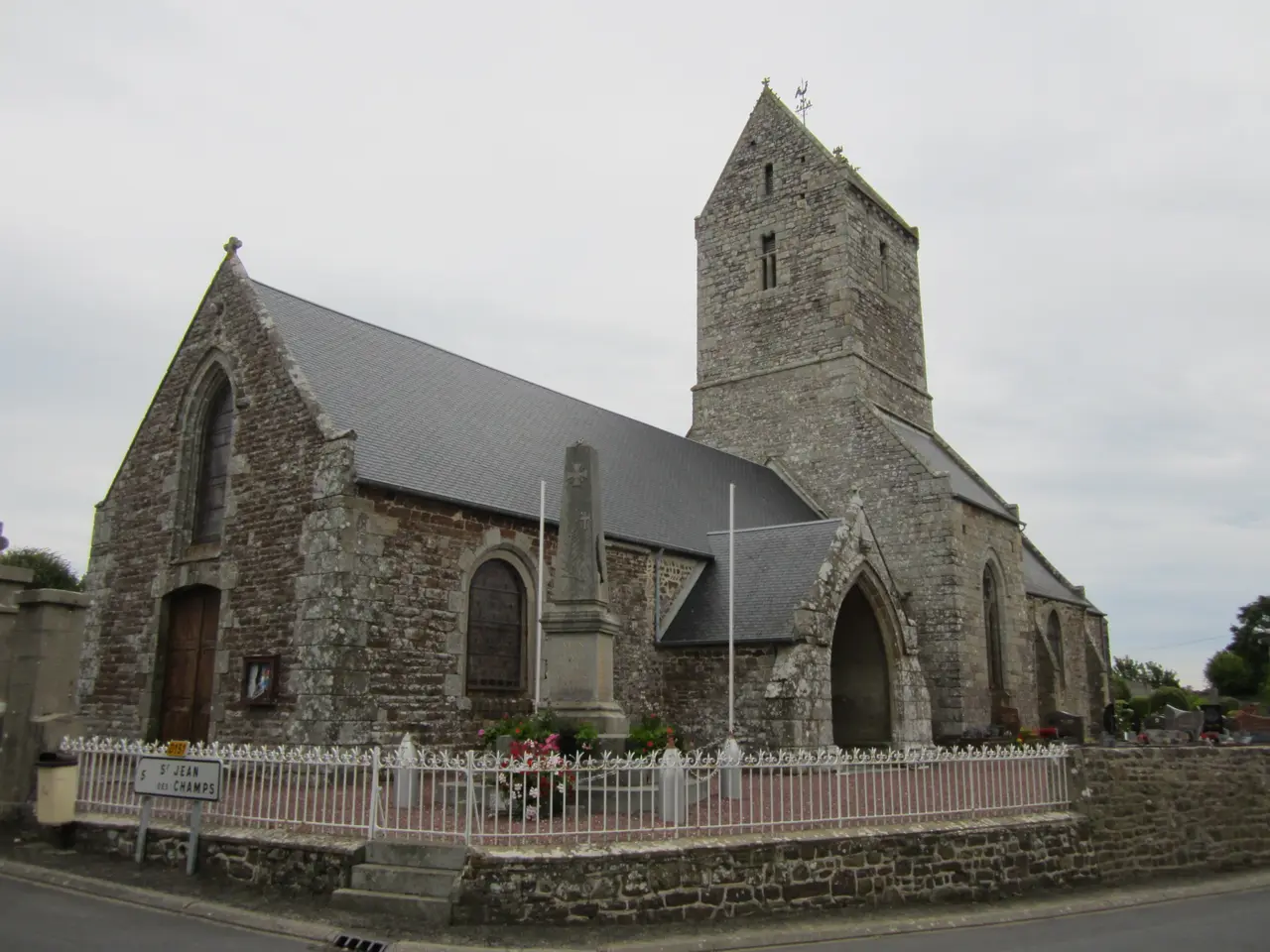 File:Église Saint-Pancrace de Saint-Planchers (3).JPG