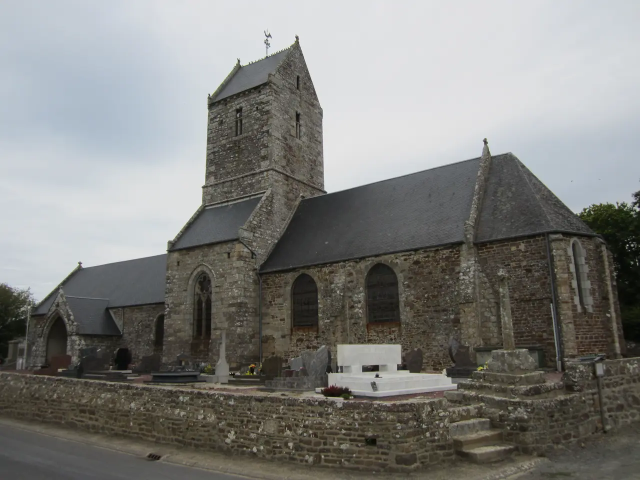 File:Église Saint-Pancrace de Saint-Planchers (2).JPG
