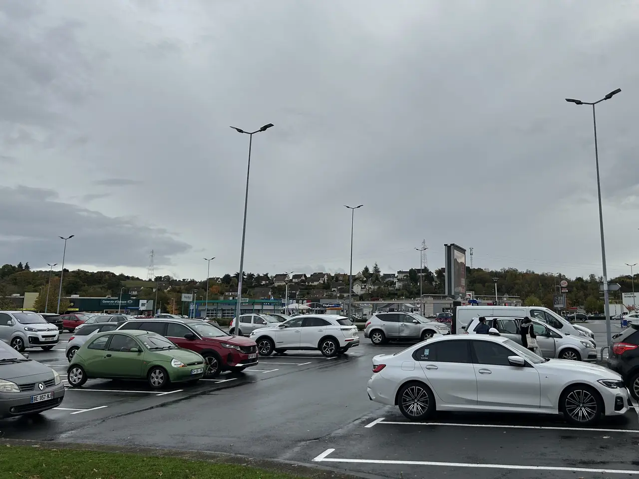 Tourville-la-Rivière - parking du centre commercial
