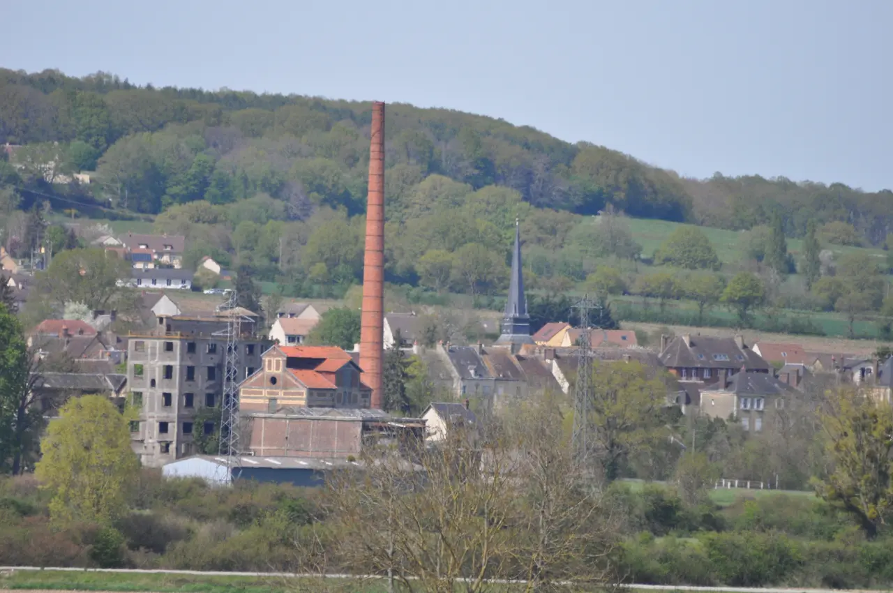 Haut fourneau de Val-au-Perche et clocher de Notre-Dame De l'Assomption
