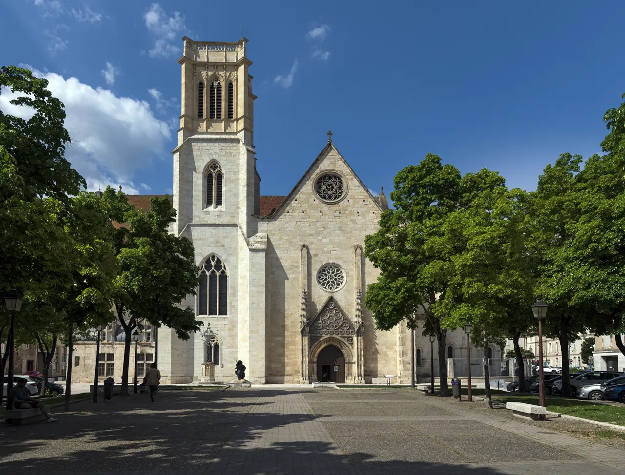(Agen) Cathédrale Saint-Caprais - Vue de la Place du Maréchal Foch