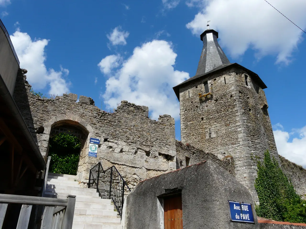 Airvault château tour-porte (4)