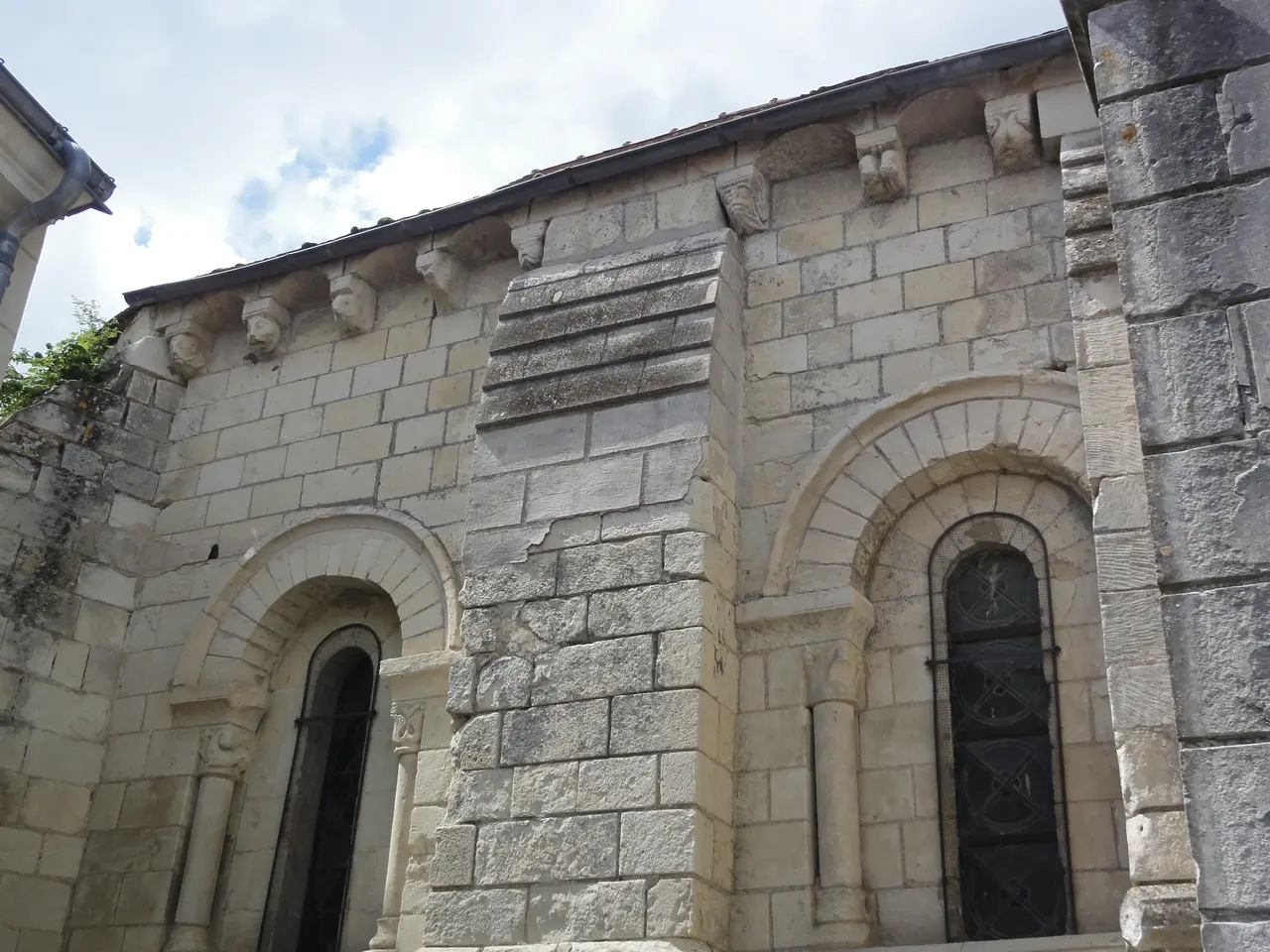 File:Antran (Vienne) Antran (Vienne) église, modillons.JPG