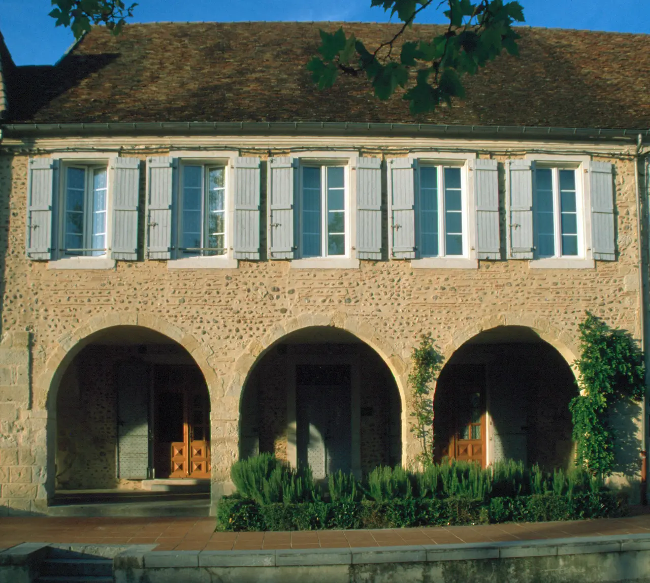 Arzacq-Arraziguet-16-Arkadenhaus-2001-gje