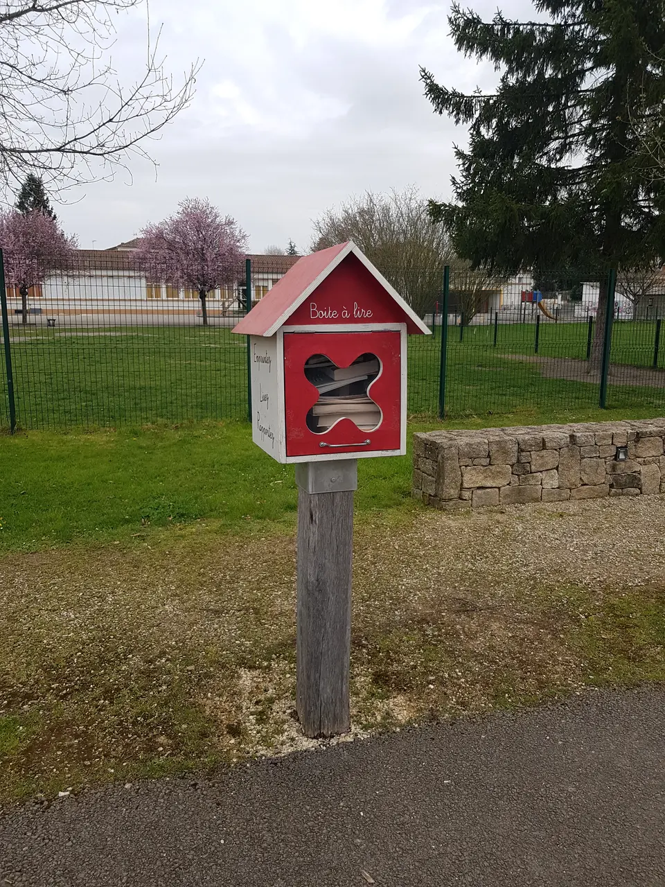 Azay-sur-Thouet - école - boîte à livres