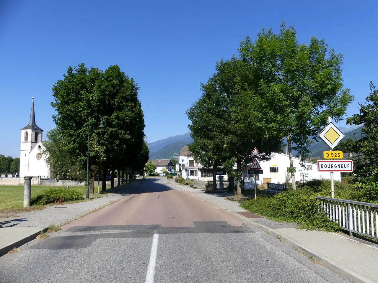 Entrée à Bourgneuf en Savoie en soirée (été 2019)