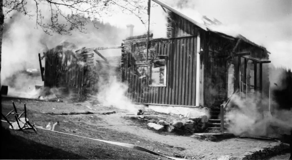 Brann på Baklia 17. Mai 1928 / Fire at Farmstead Baklia, May 17th 1928