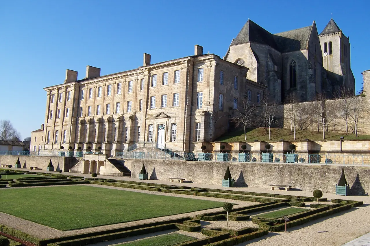 File:France - Deux-Sèvres - Celles sur Belle - Abbaye royale.JPG