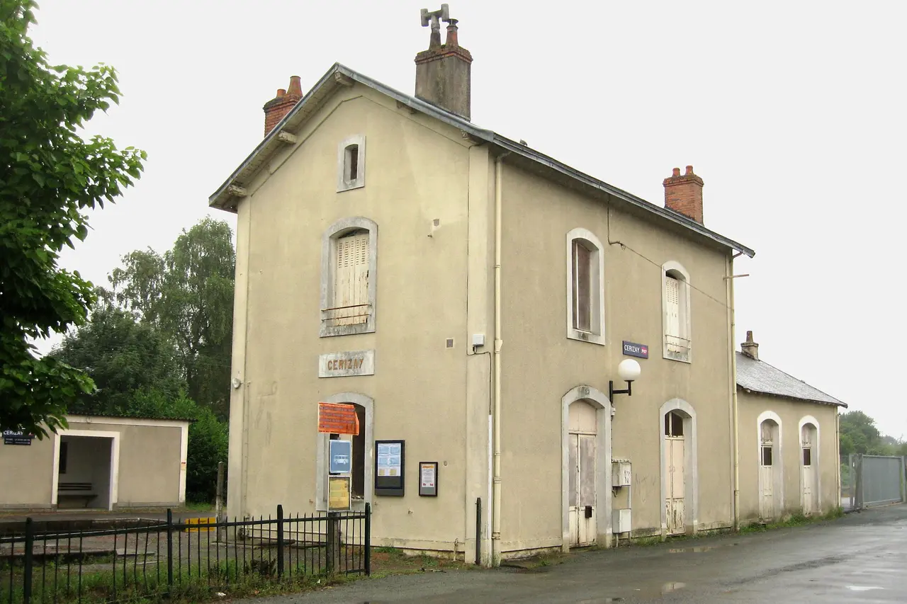 Bâtiment voyageurs de la gare de Cerizay par Cramos