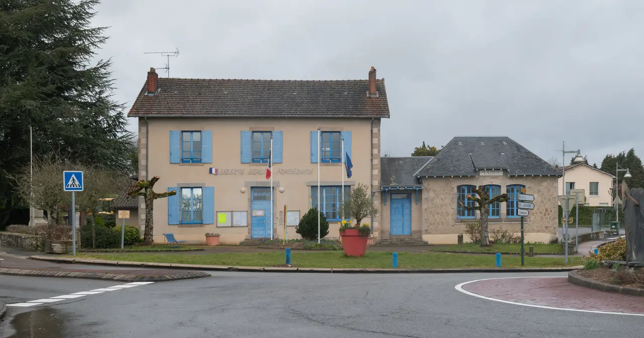 Town hall of Chaptelat (1)