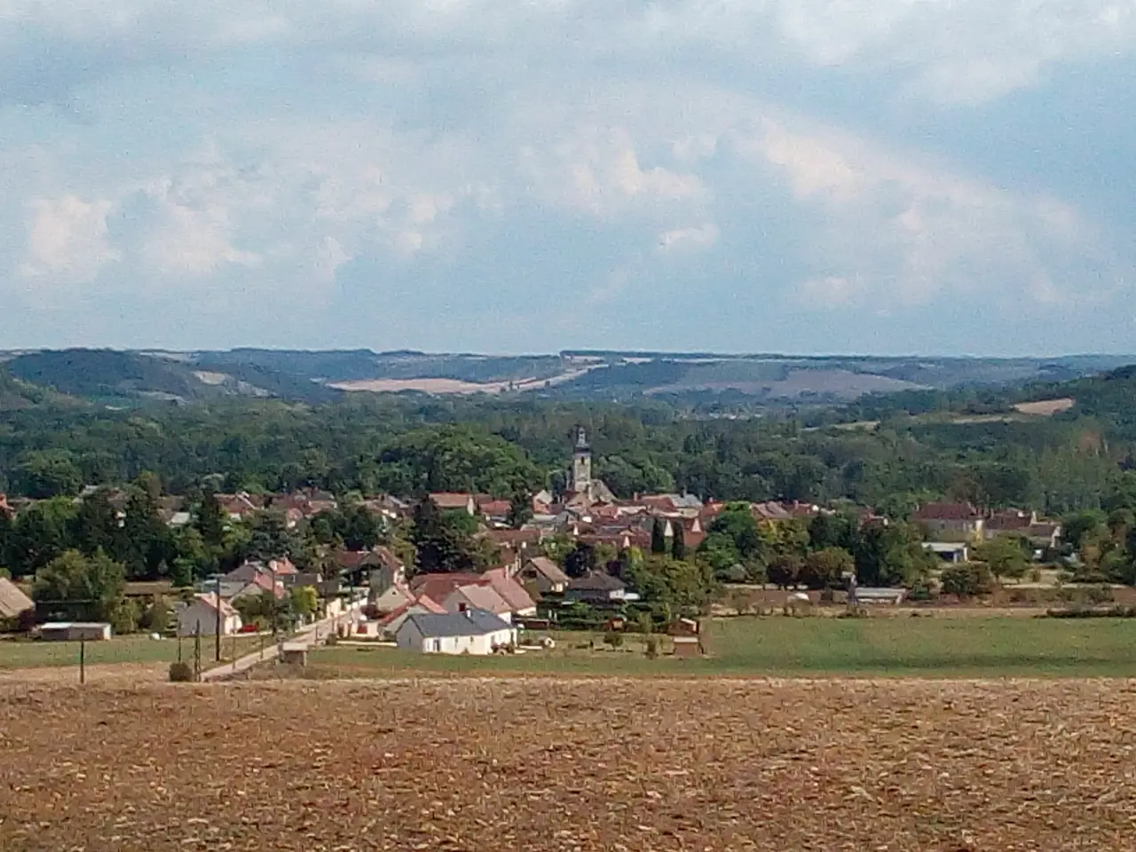 Vue de Bazarnes par la route de Charentenay