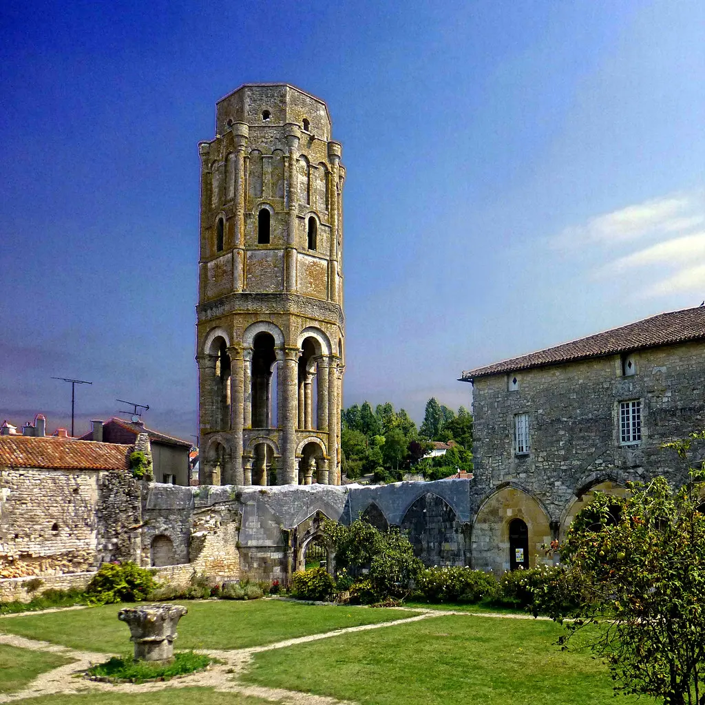 Charroux, Vienne - Tour Charlemagne