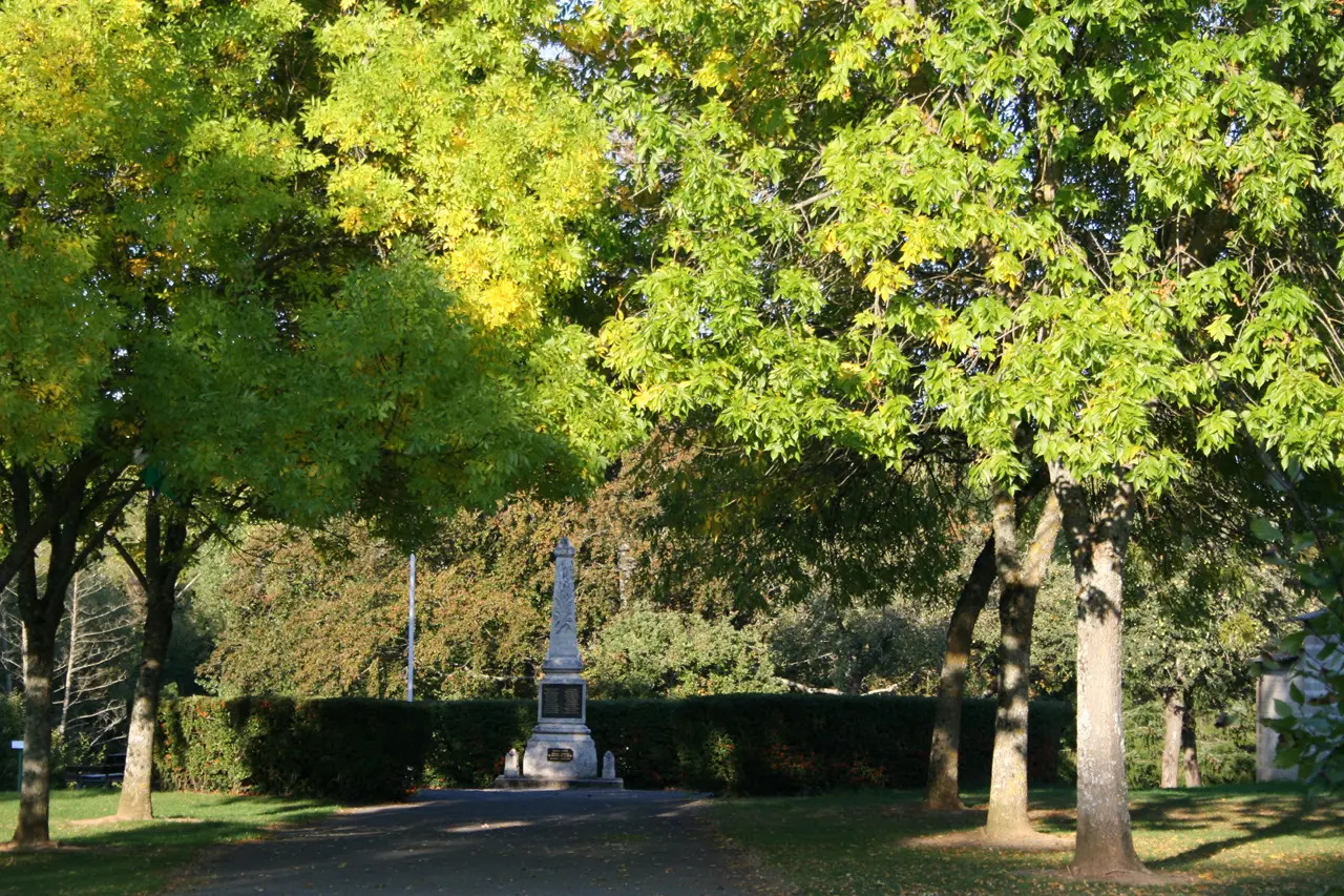 Coulombiers - Monument aux morts