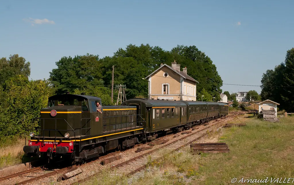040 DE 895 et rame CFTLP à Coussac Bonneval (87)