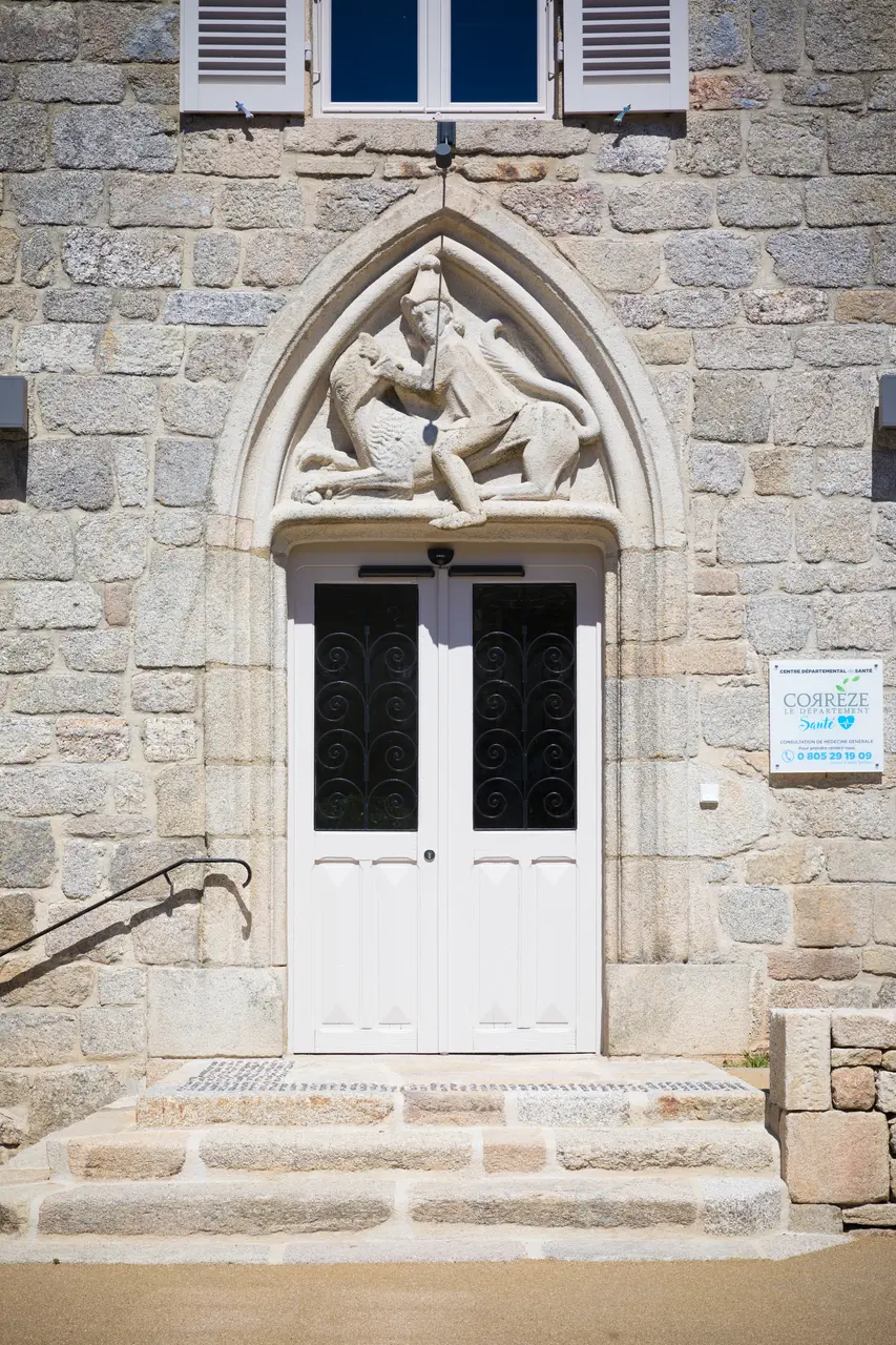 Porte provenant des ruines du château de Ventadour, Égletons (2)