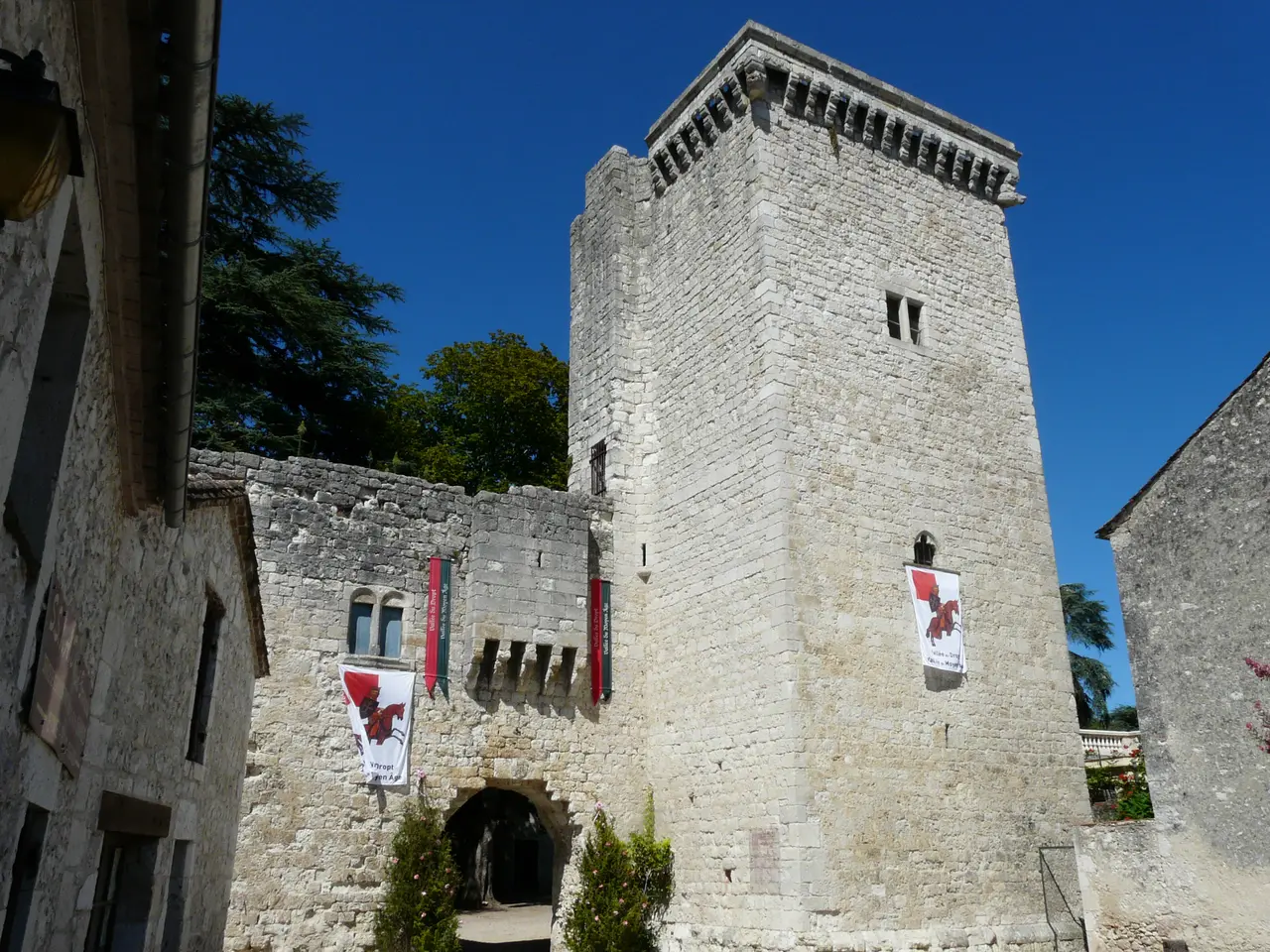 Eymet château porte sud (1)