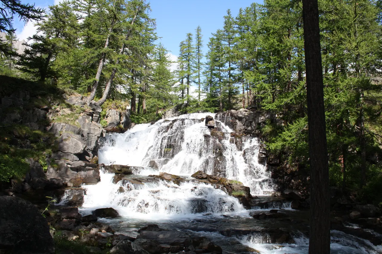 File:Cascade de Fontcouverte vallee de la Claree France.jpg