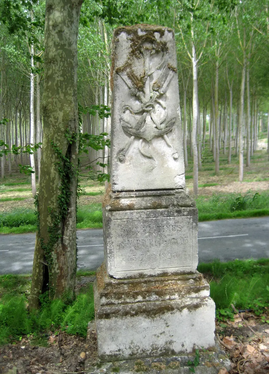 Monument for the victims of steamship explosion in Fourques-sur-Garonne (département de Lot-et-Garonne, France). « Aux victimes du vapeur Le Gascon – 13 septembre 1908. » - panoramio