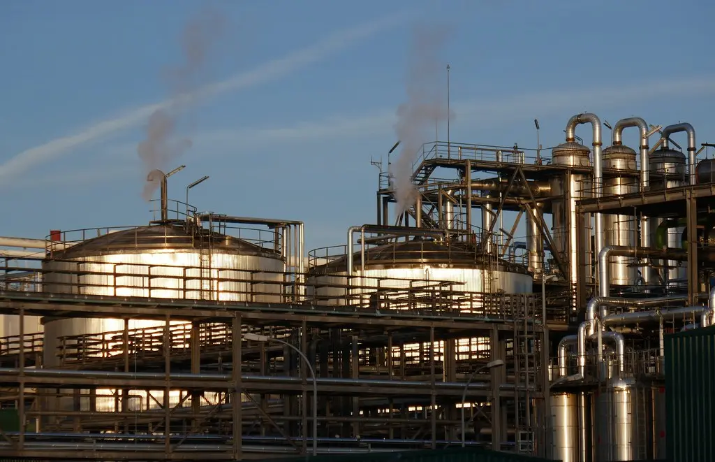 La beauté d'une usine dans la lumière d'un soir d'hiver, Lacq, Béarn, Pyrénées-Atlantiques, Nouvelle-Aquitaine France.