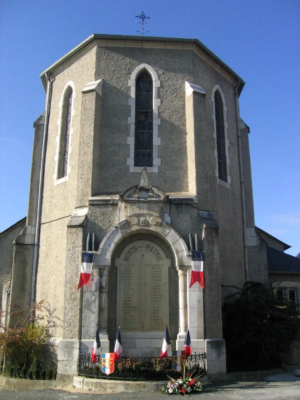 Monument aux morts et église de Lagor (Pyrénées-Atlantiques, France)