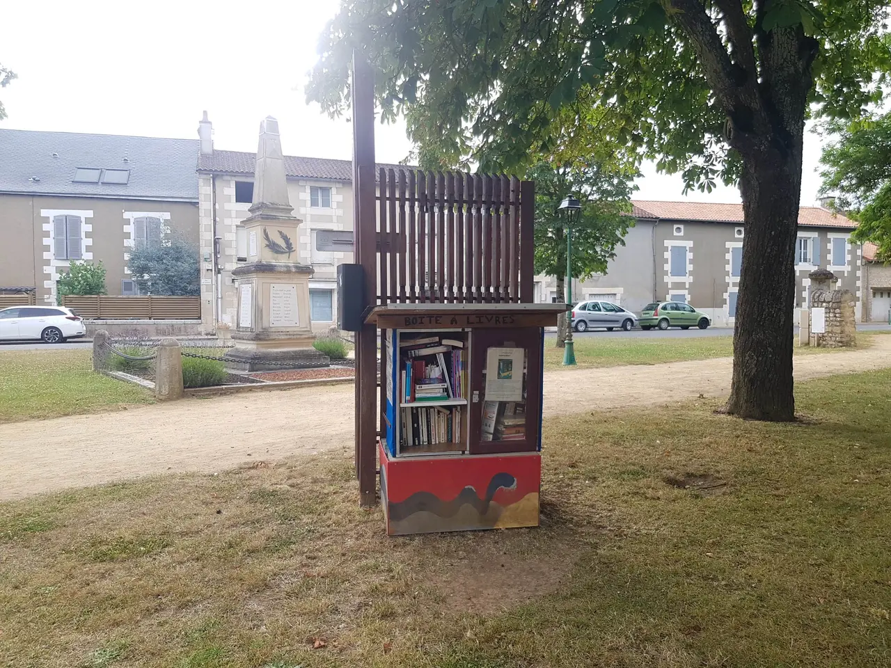 Lavoux - place des carriers - boîte à livres