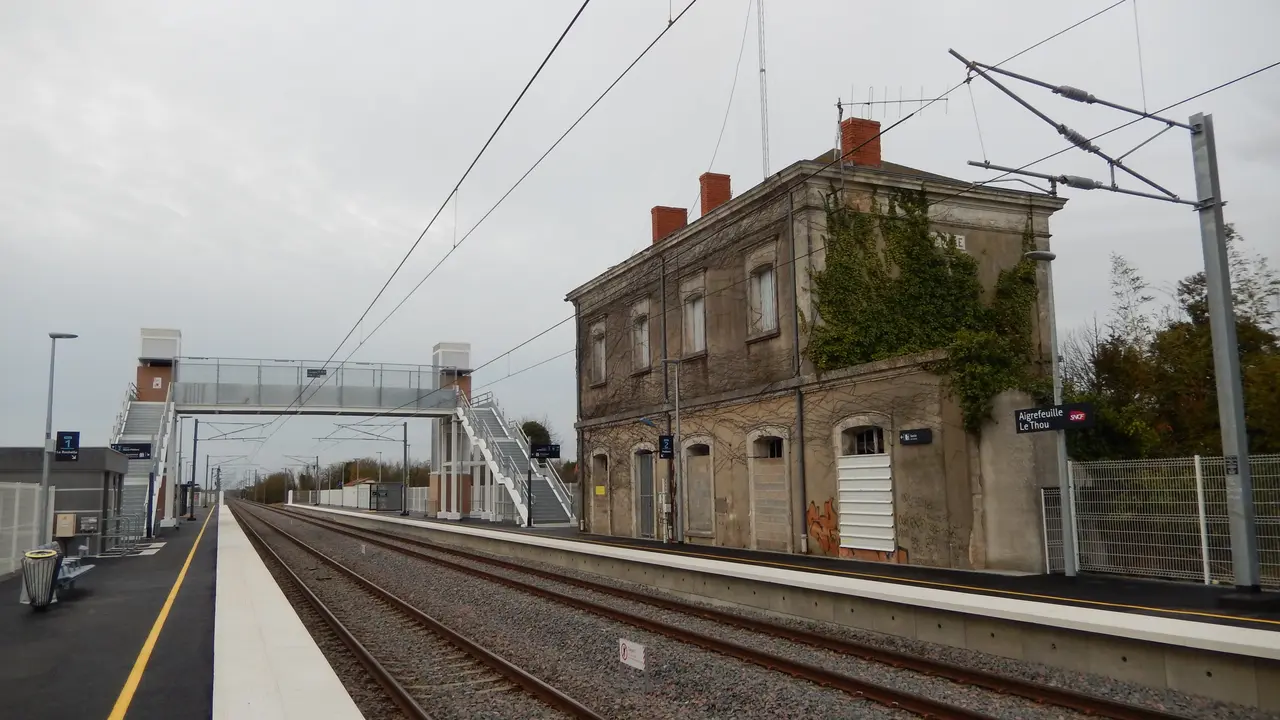 File:FR 17 Gare d'Aigrefeuille - Le Thou 03.jpg