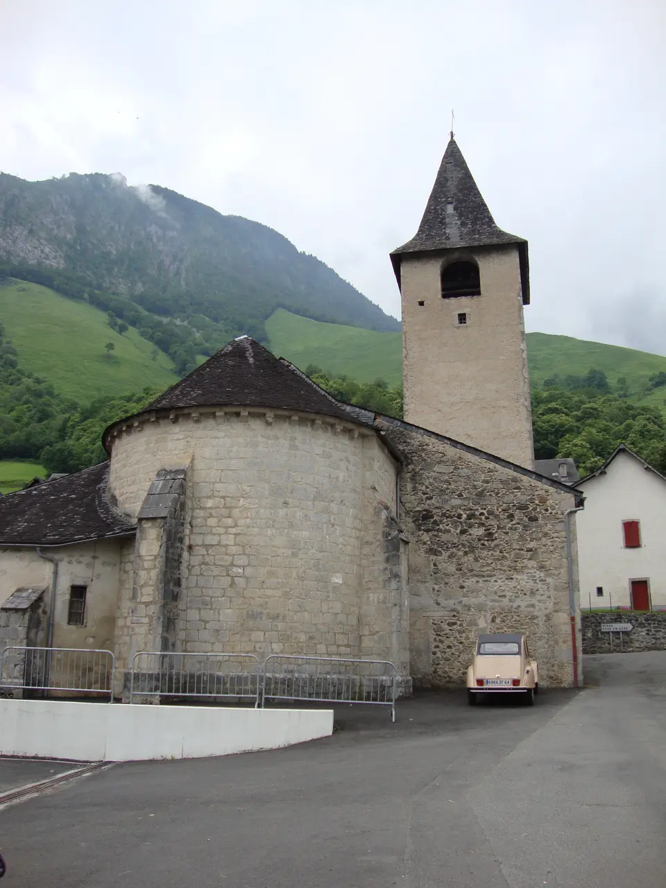 Lées (Lées-Athas, Pyr-Atl, Fr) L'église coté chevet