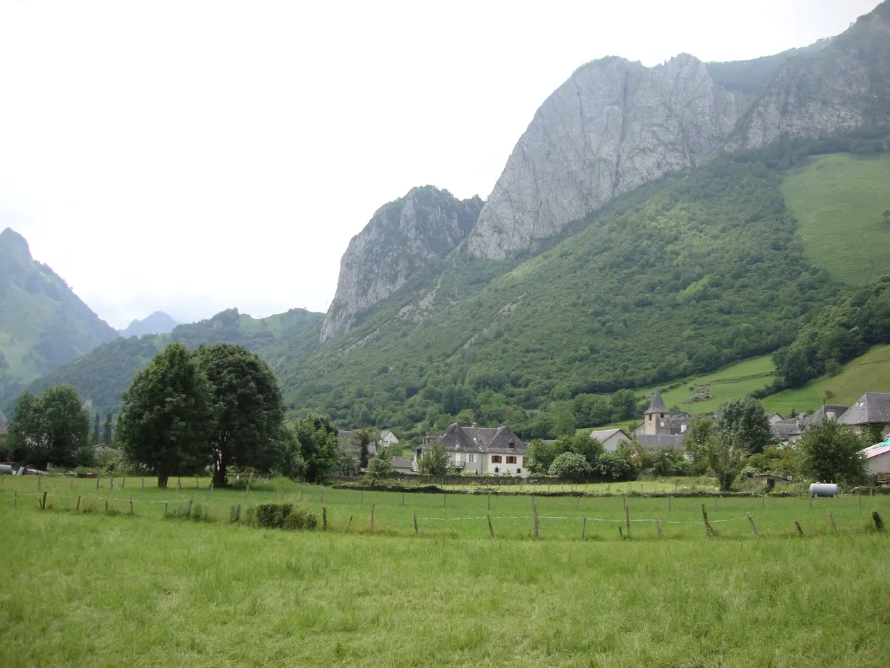 Lées (Lées-Athas, Pyr-Atl, Fr) vue du village