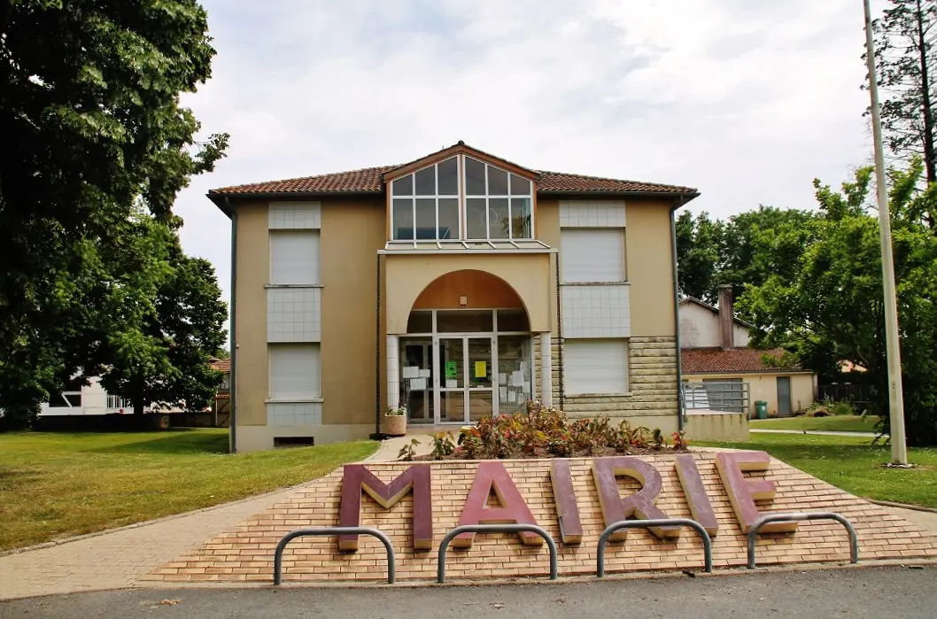 070 Les Artigues-de-Lussac ( 33570 )