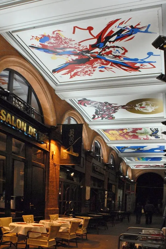 Les peintures de Raymond Moretti sous les arcadres du Capitole à Toulouse