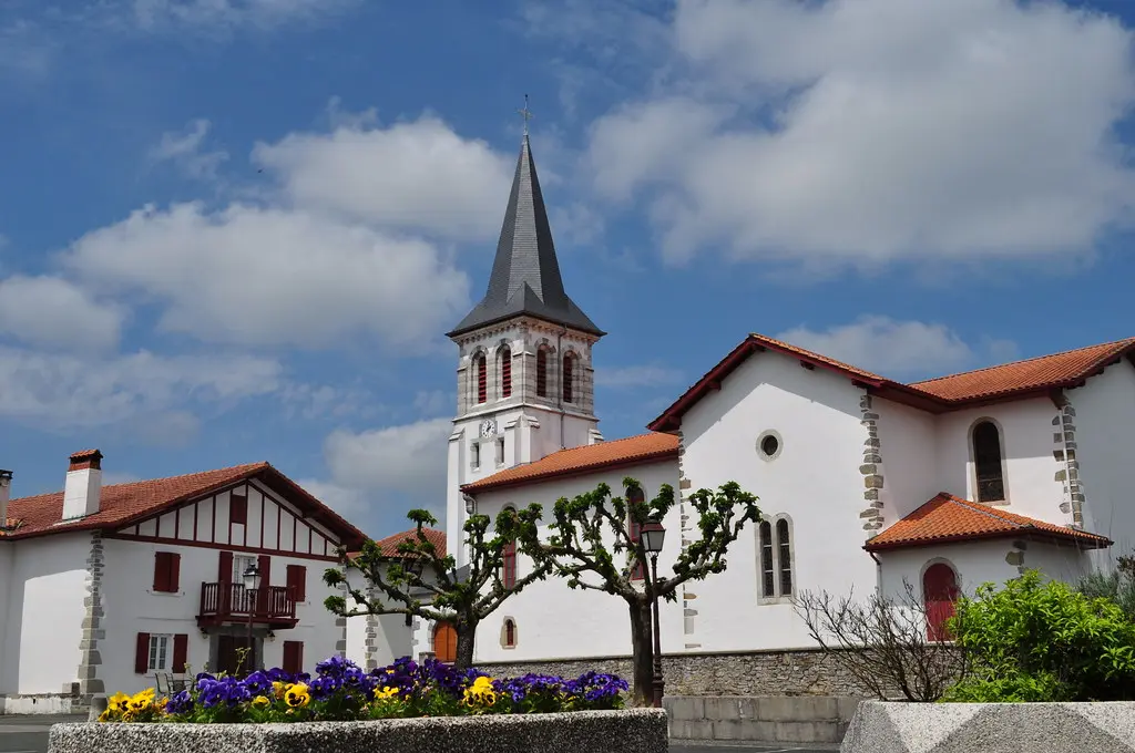 Place du village et église Saint Julien de Lescar (1889), Beyrie-sur-Joyeuse, Pays de Mixe, Basse-Navarre, Pays basque, Pyrénées Atlantiques, Aquitaine, France.